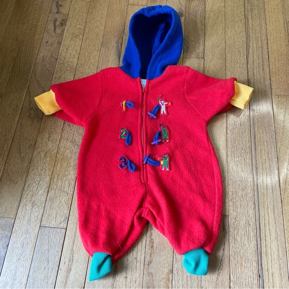 VINTAGE SMALL STEPS RED FLEECE NUMBERS FLAG GRAPHIC BABY PAJAMAS SIZE 3/6 MONTHS - Picture 1 of 4